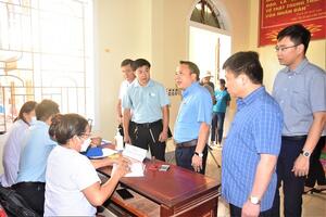 Lãnh đạo Sở Y tế và CDC Nghệ An kiểm tra giám sát tiêm vắc-xin phòng COVID-19 mũi 4 tại huyện Hưng Nguyên, Nam Đàn