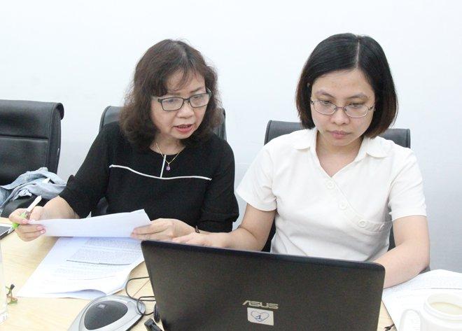 Phó Giáo sư, tiến sĩ, bác sĩ Nguyễn Tuyết Mai (bên tay trái), Trưởng khoa Nội Ung bướu